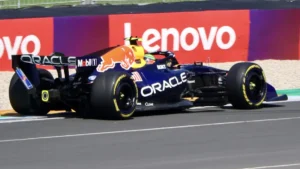 La Red Bull RB22 d'Isack Hadjar en piste lors des essais libres du Grand Prix d'Australie, mars 2026