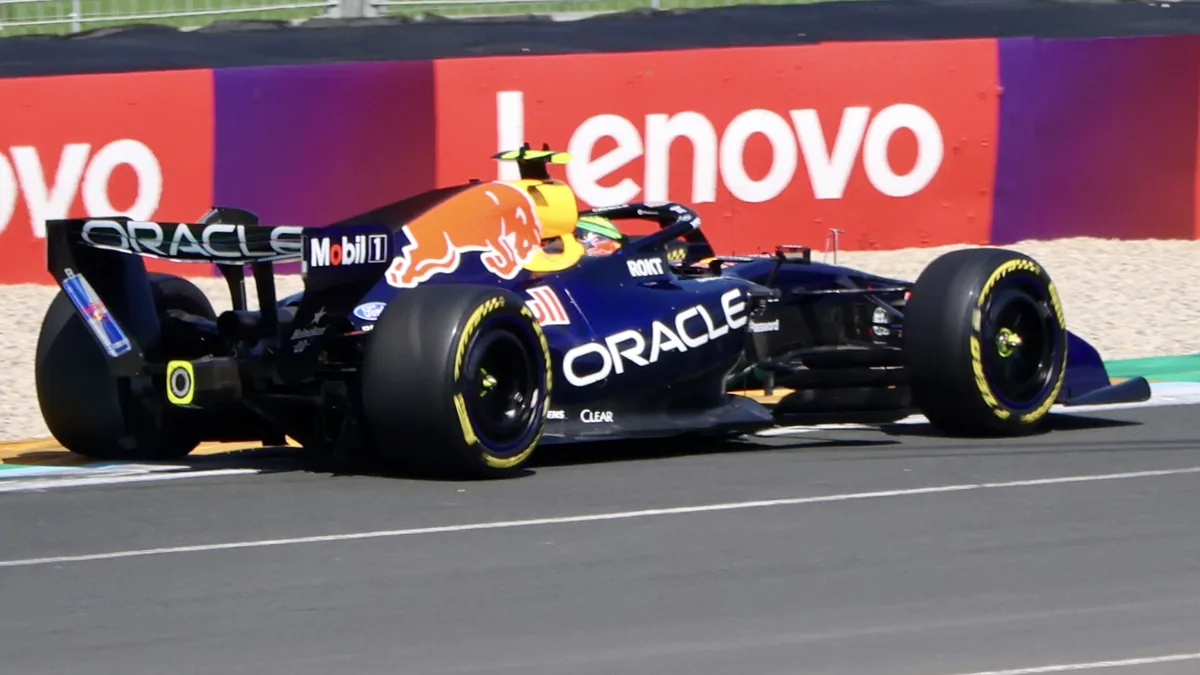 La Red Bull RB22 d'Isack Hadjar en piste lors des essais libres du Grand Prix d'Australie, mars 2026