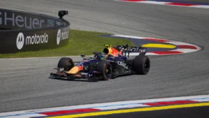 Isack Hadjar au volant de sa Red Bull RB22 lors du GP d'Autriche de Formule 1, juin 2026