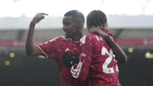 Alexander Isak célèbre son but avec Bradley Barcola lors de Liverpool-Brighton à Anfield, octobre 2026