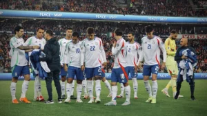Les joueurs de l'équipe d'Italie sur la pelouse avant Norvège-Italie à Oslo, juin 2025