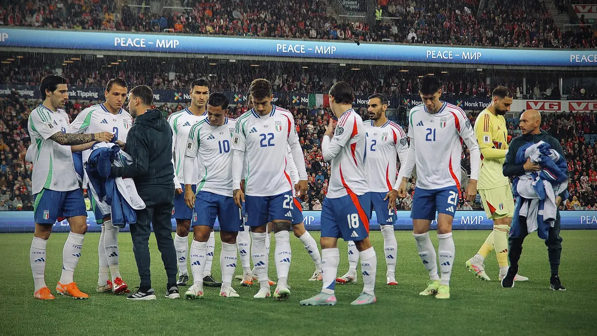 Les joueurs de l'équipe d'Italie sur la pelouse avant Norvège-Italie à Oslo, juin 2025