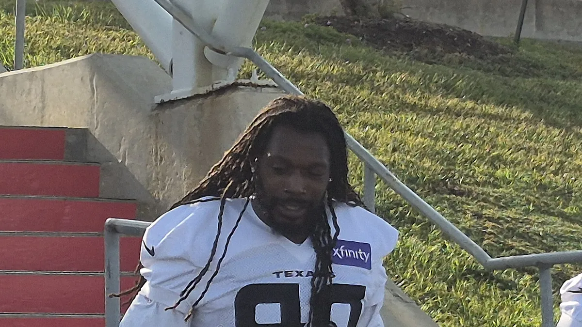 Jadeveon Clowney sous le maillot des Houston Texans lors du camp d'entraînement de l'équipe, en août 2026