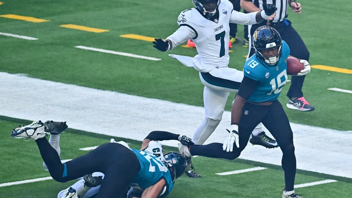 Un joueur des Jaguars de Jacksonville balle en main face aux Eagles au Tottenham Hotspur Stadium, octobre 2026