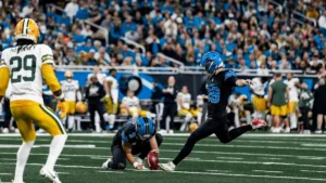 Jake Bates tente un field goal pour les Detroit Lions face aux Green Bay Packers à Ford Field, 25 octobre 2026