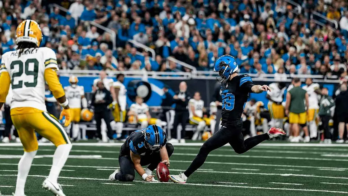 Jake Bates tente un field goal pour les Detroit Lions face aux Green Bay Packers à Ford Field, 25 octobre 2026