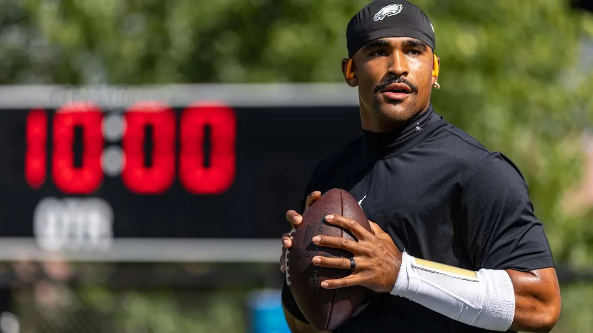 Jalen Hurts, quarterback des Philadelphia Eagles, ballon en main à l'entraînement