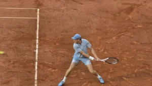 Jannik Sinner en revers face à Clément Tabur au premier tour de Roland-Garros, mai 2026