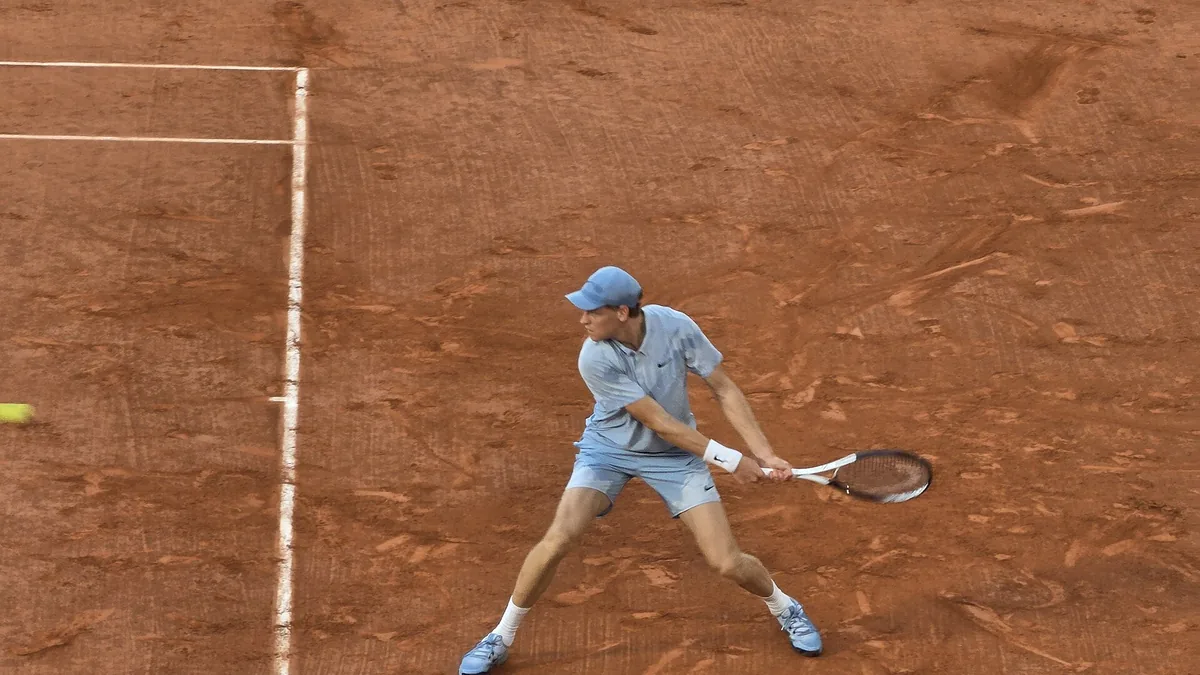 Jannik Sinner en revers face à Clément Tabur au premier tour de Roland-Garros, mai 2026