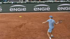 Jannik Sinner frappe un coup droit face à Clément Tabur au premier tour de Roland-Garros, mai 2026