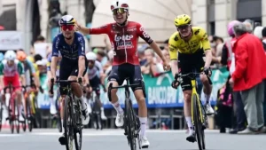 Jarno Widar, bras écartés sous le maillot Lotto Intermarché, vainqueur des Tre Valli Varesine en octobre 2026