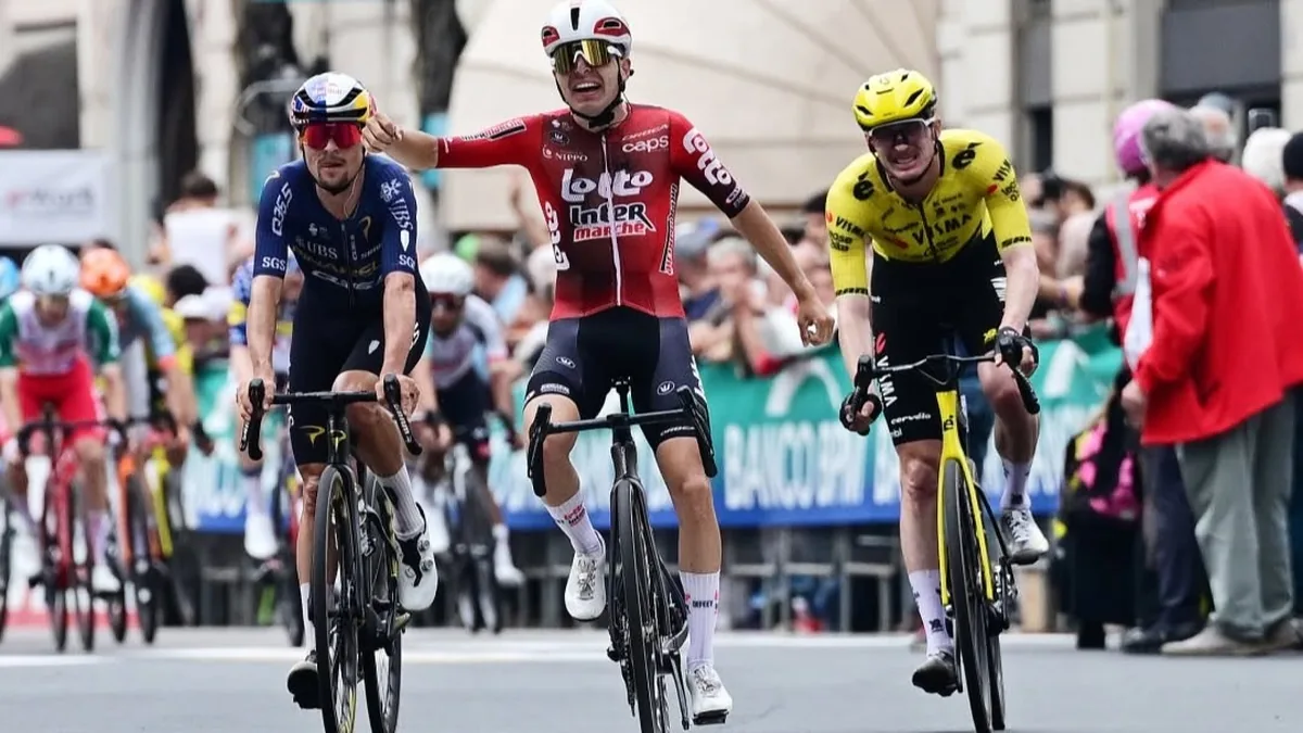 Jarno Widar, bras écartés sous le maillot Lotto Intermarché, vainqueur des Tre Valli Varesine en octobre 2026