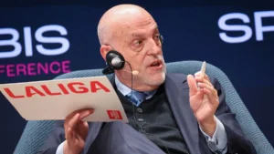 Javier Tebas, président de la Liga, lors d'une conférence avec un dossier LaLiga en main