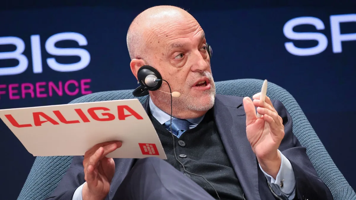 Javier Tebas, président de la Liga, lors d'une conférence avec un dossier LaLiga en main