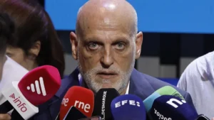 Javier Tebas, président de la Liga, face aux micros des journalistes lors d'une prise de parole