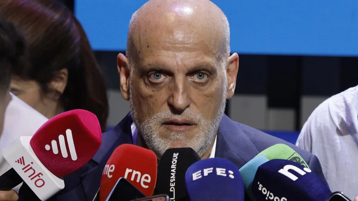 Javier Tebas, président de la Liga, face aux micros des journalistes lors d'une prise de parole