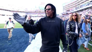 Jay-Z au bord de la pelouse lors du Super Bowl LX à Santa Clara, en février 2026