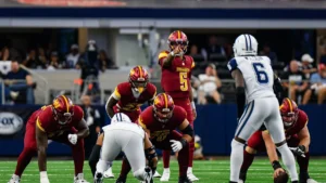 Jayden Daniels, numéro 5 des Commanders, donne ses consignes face aux Cowboys à Arlington en octobre 2025