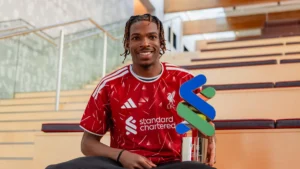 Jérémy Jacquet sous le maillot de Liverpool avec son trophée de joueur du mois d'août et septembre, octobre 2026