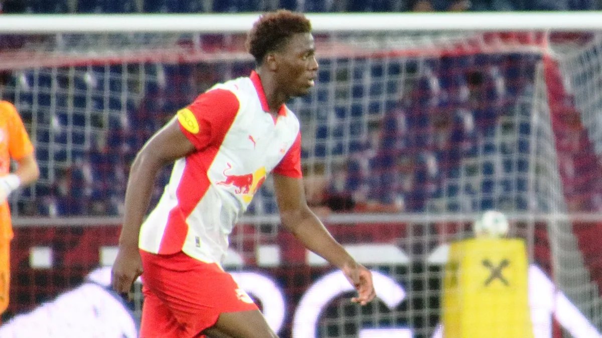 Joane Gadou sous le maillot du RB Salzbourg face au Club Bruges, en août 2025