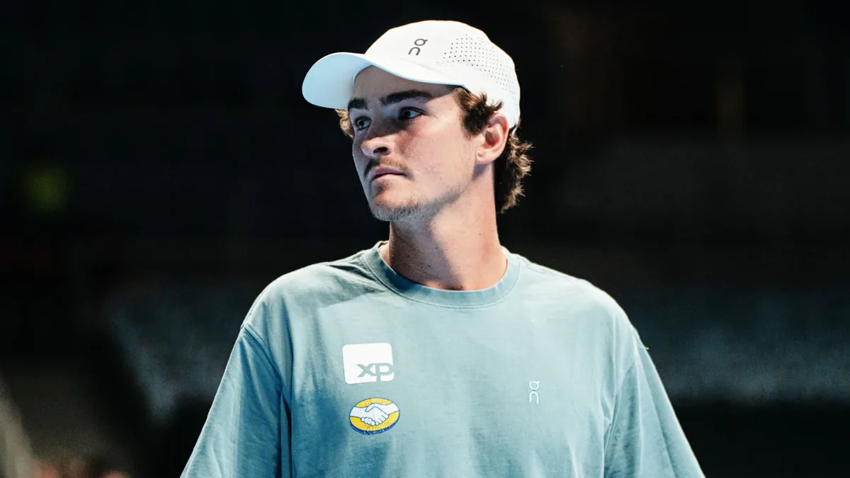 João Fonseca sur le court en 2026, casquette blanche et tee-shirt bleu