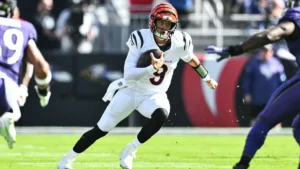 Joe Burrow court avec le ballon sous le maillot des Bengals face aux Ravens à Baltimore, octobre 2026