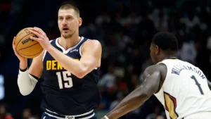 Nikola Jokic ballon en main face à Zion Williamson lors de Pelicans-Nuggets, octobre 2026
