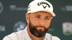 Jon Rahm en conférence de presse sur le DP World Tour, casquette blanche