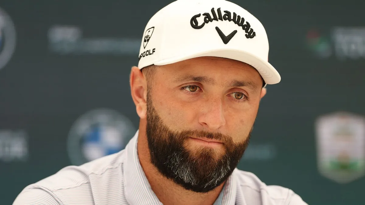Jon Rahm en conférence de presse sur le DP World Tour, casquette blanche
