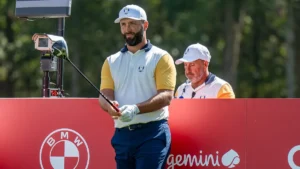 Jon Rahm sur un départ à Bethpage Black avec l'équipe d'Europe, pendant la semaine de la Ryder Cup, septembre 2025