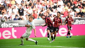 Jonathan Clauss frappe sous le maillot de Nice face à Strasbourg à l'Allianz Riviera, 11 octobre 2026