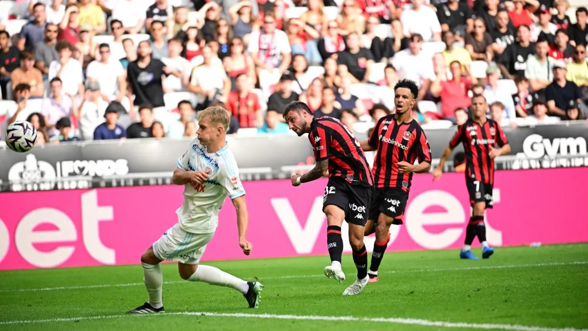 Jonathan Clauss frappe sous le maillot de Nice face à Strasbourg à l'Allianz Riviera, 11 octobre 2026