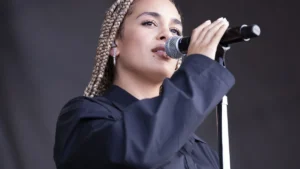 La chanteuse Jorja Smith en concert au Newport Jazz Festival, août 2025
