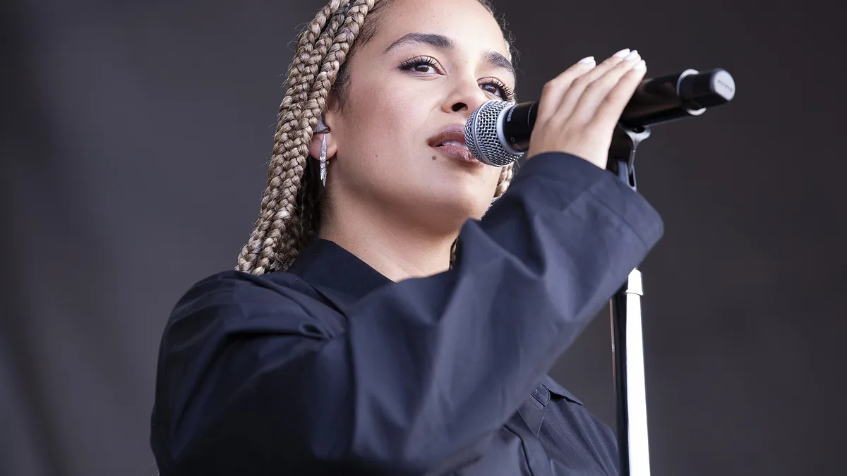 La chanteuse Jorja Smith en concert au Newport Jazz Festival, août 2025