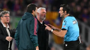 José Mourinho face à l'arbitre au bord du terrain pendant le Clasico Barça-Real Madrid au Camp Nou, octobre 2026