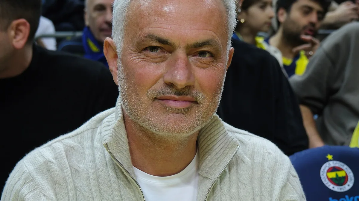 José Mourinho, aujourd'hui entraîneur du Real Madrid, en tribune lors d'un match d'Euroligue à Istanbul en février 2025