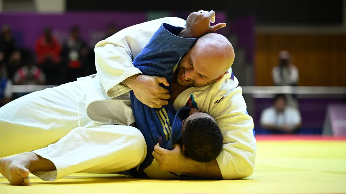 Immobilisation au sol lors d'un combat de judo aux Jeux de la solidarité islamique, en novembre 2025