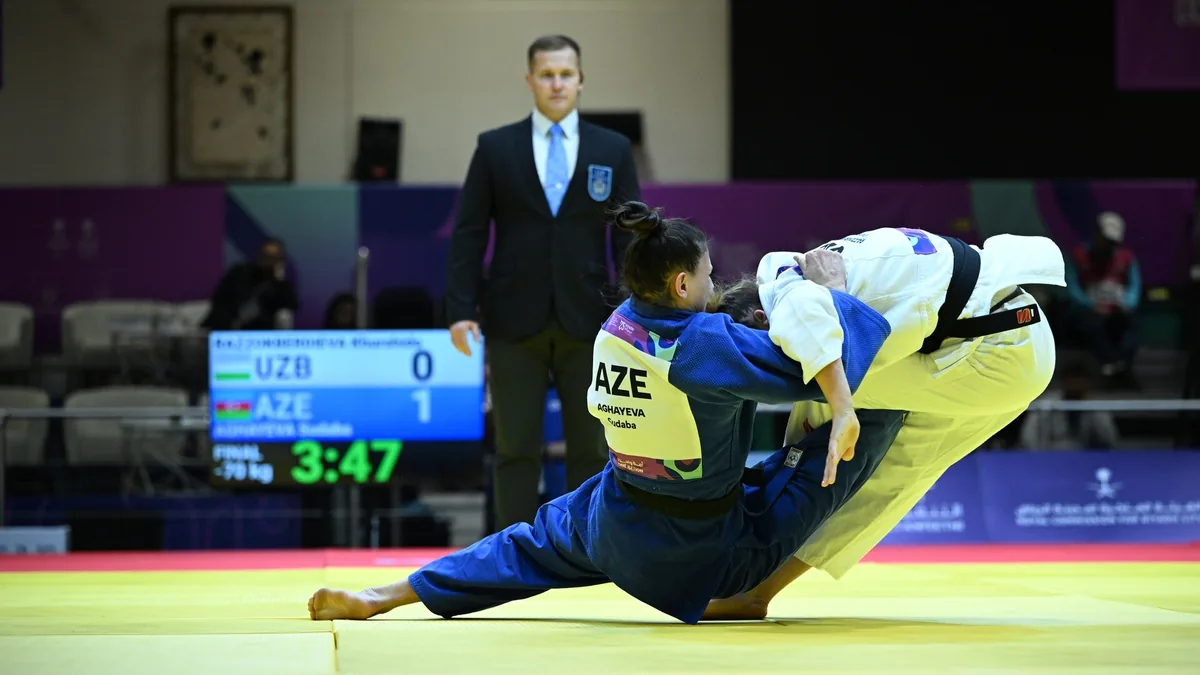 Finale de judo féminin entre l'Azerbaïdjan et l'Ouzbékistan aux Jeux de la solidarité islamique, novembre 2025