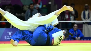 Projection lors d'un combat de judo avec l'Azerbaïdjanaise Sudaba Aghayeva aux Jeux de la solidarité islamique, novembre 2025