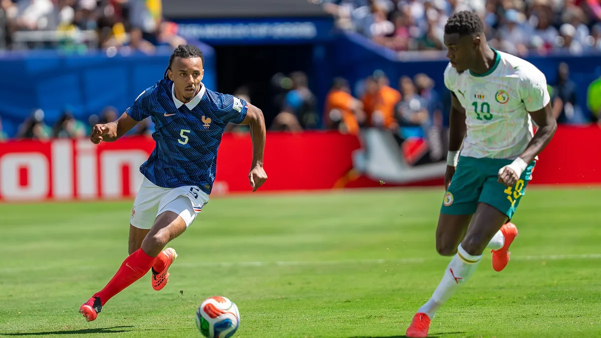 Jules Koundé sous le maillot de l'équipe de France face au Sénégal lors de la Coupe du monde, juin 2026