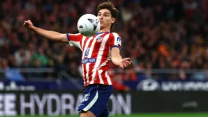 Julián Álvarez contrôle le ballon sous le maillot de l'Atlético de Madrid au Metropolitano, saison 2026-2027