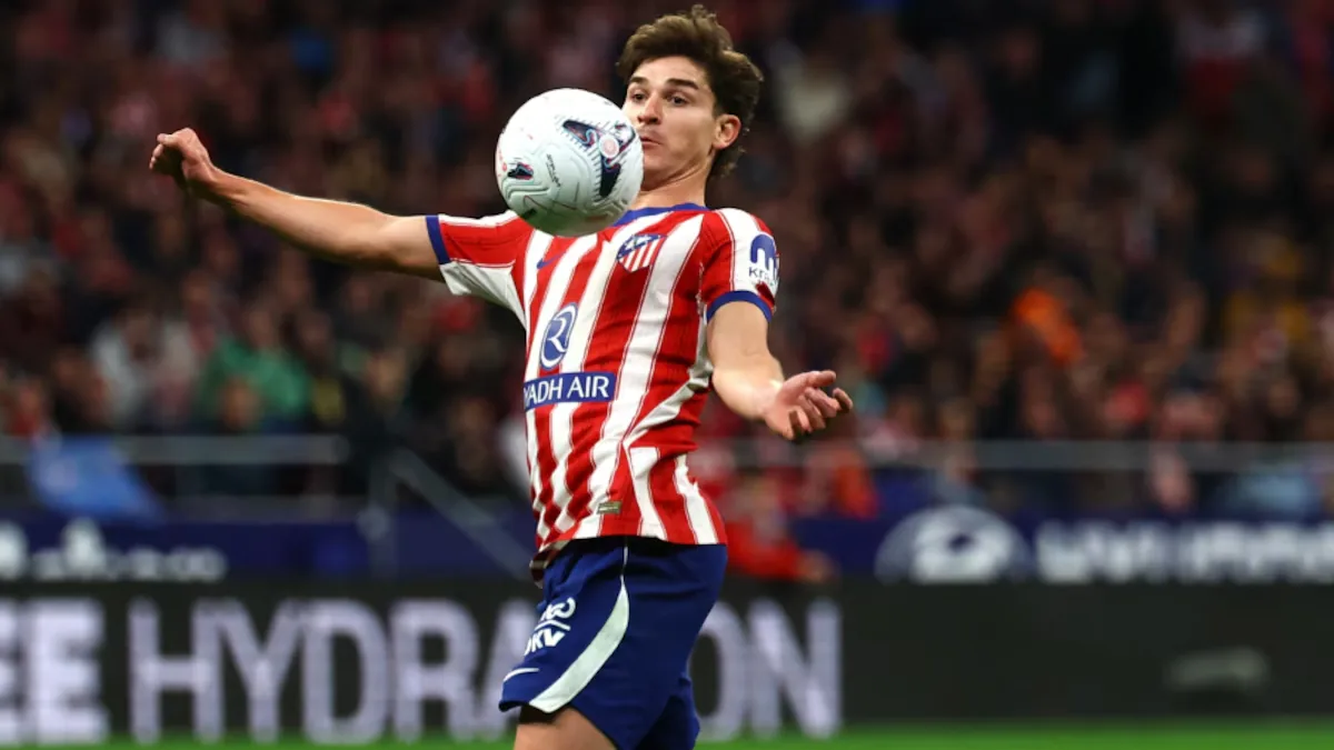 Julián Álvarez contrôle le ballon sous le maillot de l'Atlético de Madrid au Metropolitano, saison 2026-2027