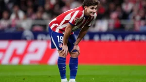 Julián Álvarez, mains sur les genoux, sous le maillot de l'Atlético de Madrid face à La Corogne en Liga