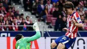 Julián Álvarez sous le maillot de l'Atlético de Madrid face au gardien du Deportivo La Corogne au Metropolitano, octobre 2026