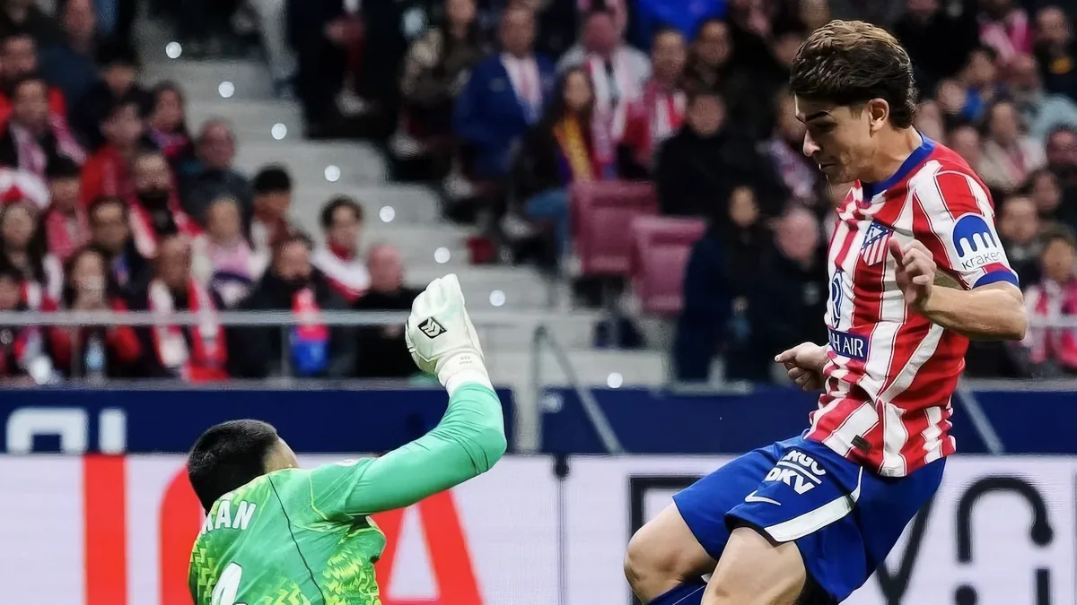 Julián Álvarez sous le maillot de l'Atlético de Madrid face au gardien du Deportivo La Corogne au Metropolitano, octobre 2026