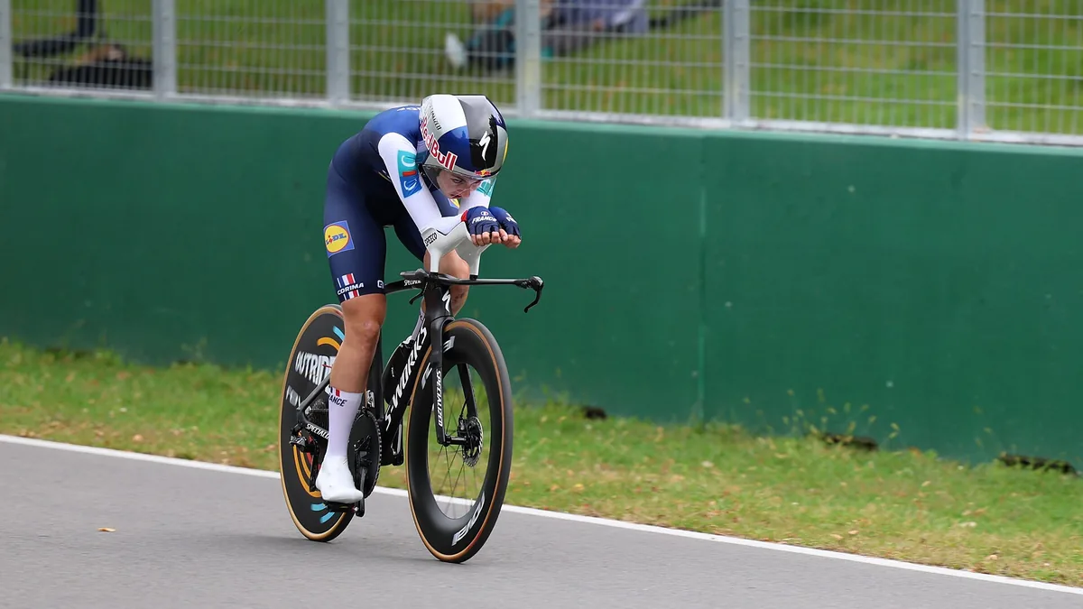 Juliette Berthet en contre-la-montre avec l'équipe de France aux Mondiaux de Montréal, septembre 2026