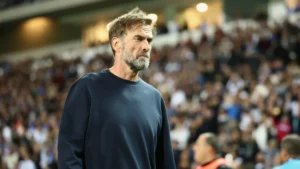 Jürgen Klopp, sélectionneur de l'Allemagne, au bord du terrain devant les tribunes