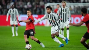 Valentin Rongier, capitaine de Rennes, face à Weston McKennie lors de Juventus-Rennes à Turin, octobre 2026