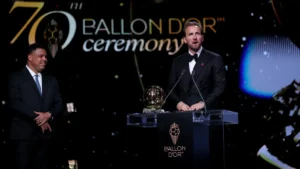 Harry Kane au pupitre du London Palladium avec le Ballon d'Or, aux côtés de Ronaldo, le 26 octobre 2026