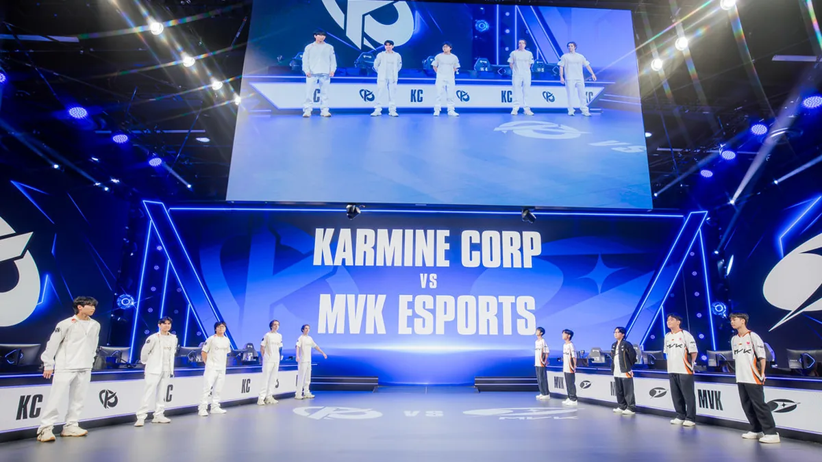 Les joueurs de la Karmine Corp et de MVK Esports sur la scène du play-in des Worlds à Los Angeles, octobre 2026